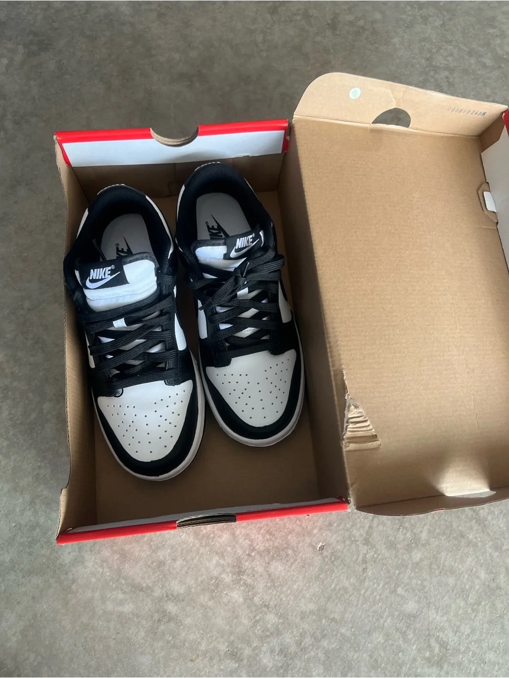 UNISEX WOMENS NIKE LOW DUNKS 7.5 OR BIG KIDS SIZE 6